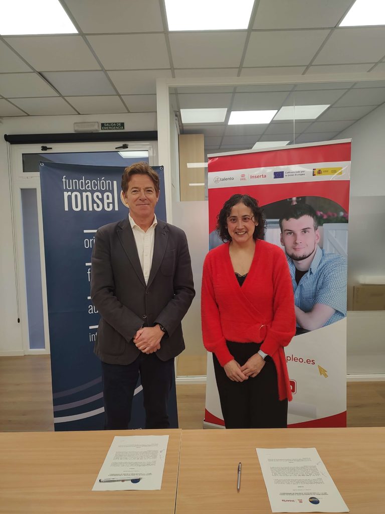 Beatriz Gallego de Inserta Empleo y Luis García Deber de Fundación Ronsel firmando un convenio de colaboración
